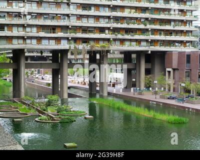 LONDRA, REGNO UNITO - Apr 13, 2011: Vista della zona esterna del Barbican Centre, costruzione di appartamenti sul lago, giardinaggio nel lago. Londo Foto Stock