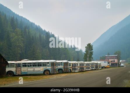 Sandon, British Columbia, Canada - 24 agosto 2018. Sandon autobus storici. Vecchi autobus Vancouver parcheggiati nella città fantasma di Kootenay di Sandon, BC. Foto Stock