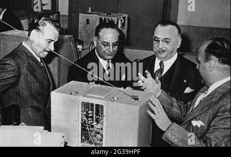 1939 , Roma : il prof. politico fascista ARRIGO SOLMI ( 1873 - 1941 ) presso la S.A.F.A.R. ( SAFAR) laboratori Vedi la prima TELEVISIONE sperimentale italian telecast - TELEVISIONE - TV - tele - FASCISMO - FASCISMO - FASCISTA - seconda guerra mondiale - seconda guerra mondiale - seconda guerra mondiale - seconda guerra mondiale - propaganda - dipendente PNF ---- Archivio GBB Foto Stock