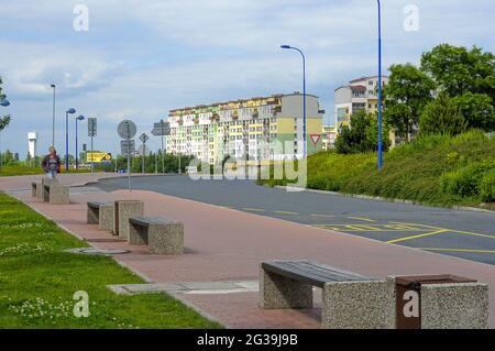 PRAGA, REPUBBLICA CECA - Giugno 23, 2010: Moderni edifici di appartamenti a Letnany, un sobborgo di Praga con ampie aree pubbliche intorno agli edifici. Tak Foto Stock