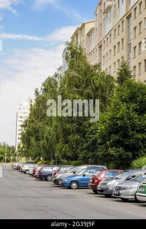 PRAGA, REPUBBLICA CECA - Giugno 23, 2010: Moderni edifici di appartamenti a Letnany, un sobborgo di Praga con ampie aree pubbliche intorno agli edifici. Tak Foto Stock
