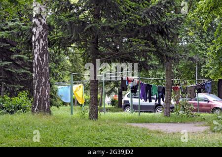 PRAGA, REPUBBLICA CECA - 23 giu 2010: Lettany, Praga, Czechia, 23 giugno 2010. Lavaggio appeso ad asciugare in una parte verde di Letnany Foto Stock