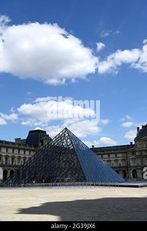 PARIGI, FRANCIA - 08 maggio 2021: Parigi, Francia, 8 maggio 2021 : l'artista Pei costruì questa piramide al centro del cortile del castello del Louvre Foto Stock