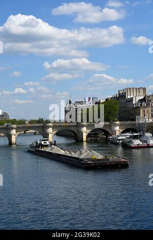 PARIGI, FRANCIA - 08 maggio 2021: Parigi, Francia, 8 maggio 2021: Ponte sulla Senna. Un'enorme chiatta passa sotto la brige. Foto Stock