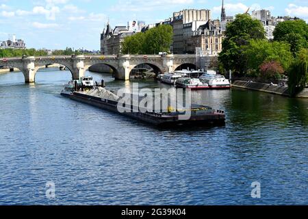PARIGI, FRANCIA - 08 maggio 2021: Parigi, Francia, 8 maggio 2021: Ponte sulla Senna. Un'enorme chiatta passa sotto la brige. Foto Stock