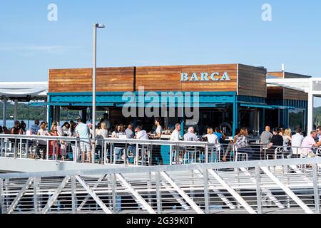 ALESSANDRIA, STATI UNITI - 13 giu 2021: Alessandria, Virginia, USA - 12 giugno 2021: Il nuovo ristorante Barca sulla rinnovata Alexandria Waterfron Foto Stock