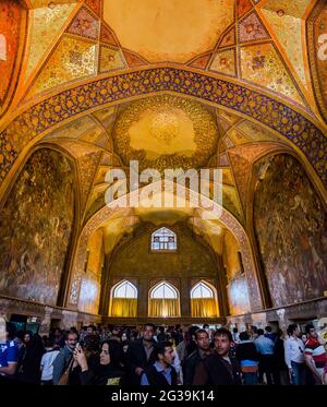 Muro murale (pittura) al Palazzo Chehel Sotoun (Palazzo delle quaranta colonne) a Isfahan, Iran. Foto Stock