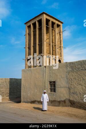 L'elemento più prominente nelle case di poppa è la loro torre (windcatcher). Il villaggio di Laft si trova sull'isola di Qeshm nella provincia di Hormozgan, Iran. Foto Stock