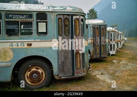 Sandon, British Columbia, Canada - 24 agosto 2018. Autobus Sandon Historic Trolley. Vecchi autobus Vancouver parcheggiati nella città fantasma di Kootenay di Sandon, BC Foto Stock