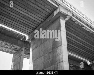 Scala di grigi a basso angolo di un ponte di cemento Foto Stock