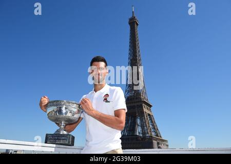 (210615) -- PARIGI, 15 giugno 2021 (Xinhua) -- la Serbia Novak Djokovic si pone con il trofeo di fronte alla Torre Eiffel, a Parigi, Francia, 14 giugno 2021, Un giorno dopo aver vinto il torneo di tennis Roland Garros 2021 French Open. (Foto fornita da Corinne Dubreuil/FFT/Xinhua) Foto Stock