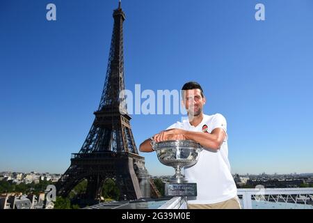 (210615) -- PARIGI, 15 giugno 2021 (Xinhua) -- la Serbia Novak Djokovic si pone con il trofeo di fronte alla Torre Eiffel, a Parigi, Francia, 14 giugno 2021, Un giorno dopo aver vinto il torneo di tennis Roland Garros 2021 French Open. (Foto fornita da Corinne Dubreuil/FFT/Xinhua) Foto Stock