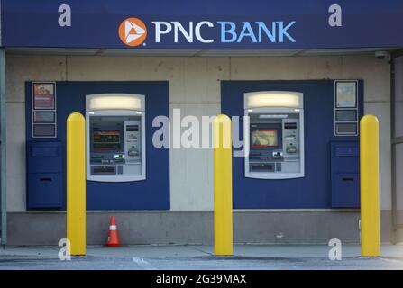 Wilmington, Delaware, U.S.A - 08 giugno 2021 - PNC Bank ATM Machines on Kirkwood Highway Foto Stock