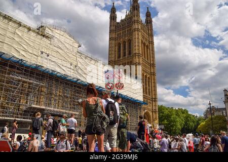 Londra, Regno Unito. 14 Giugno 2021. I manifestanti si riuniscono fuori dal parlamento durante il raduno anti-blocco a Londra. I manifestanti anti anti anti anti-lockdown, anti-vaccino e anti-maschera si sono riuniti al di fuori delle Camere del Parlamento e di Downing Street mentre il governo ha annunciato che la revoca di ulteriori restrizioni COVID-19 sarà ritardata fino al 19 luglio. Credit: SOPA Images Limited/Alamy Live News Foto Stock