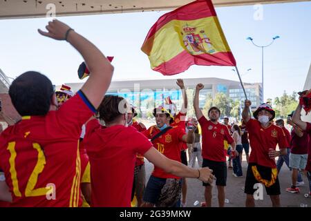 Siviglia, Spagna. 14 Giugno 2021. I fan della Spagna si rallegrano per la loro squadra prima della partita del Campionato UEFA Euro 2020 Gruppo e tra Spagna e Svezia a Siviglia, Spagna, 14 giugno 2021. Credit: Joan Gosa/Xinhua/Alamy Live News Foto Stock