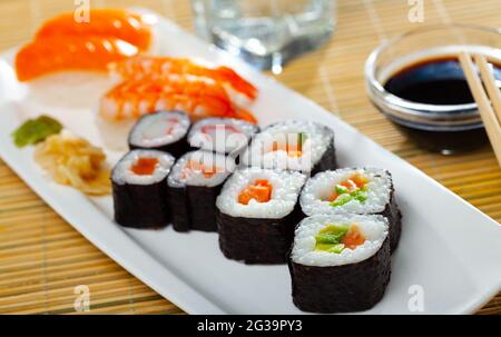 Futomaki, hosomaki e nigiris - primo piano di rotoli giapponesi Foto Stock