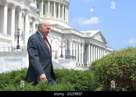 Washington, Stati Uniti. 14 Giugno 2021. Il rappresentante DEGLI STATI UNITI Louie Gohmert (R-TX) arriva a una conferenza stampa sulla difesa del 27° emendamento della Costituzione al Triangolo della Camera a Washington DC, USA. Credit: SOPA Images Limited/Alamy Live News Foto Stock