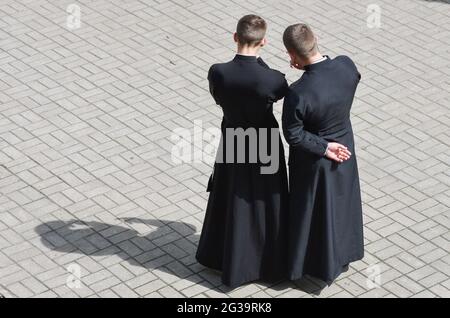 I seminaristi ortodossi discutono alla Svyatogorskaya Lavra. Svyato-Uspenskaya Svyatogorskaya Lavra è un grande monastero cristiano ortodosso sulla riva destra del fiume Seversky Donets vicino alla città di Svyatogorsk in oblast Donetskaya (regione) dell'Ucraina orientale. Oggi, il monastero costituisce il fulcro del Parco Naturale Nazionale. Foto Stock