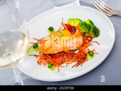 Salmone alla griglia su carote affumicate Foto Stock