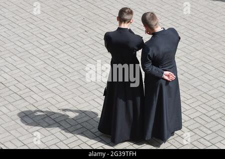 Svyatogorsk, Ucraina. 22 maggio 2021. I seminaristi ortodossi discutono alla Svyatogorskaya Lavra. Svyato-Uspenskaya Svyatogorskaya Lavra è un grande monastero cristiano ortodosso sulla riva destra del fiume Seversky Donets vicino alla città di Svyatogorsk in oblast Donetskaya (regione) dell'Ucraina orientale. Oggi, il monastero costituisce il fulcro del Parco Naturale Nazionale. Credit: Andriy Andriyenko/SOPA Images/ZUMA Wire/Alamy Live News Foto Stock