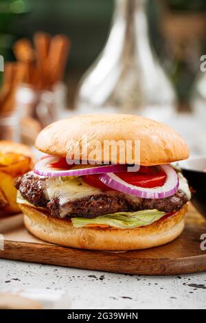 Burger con jalapeno e zeppe di patate Foto Stock