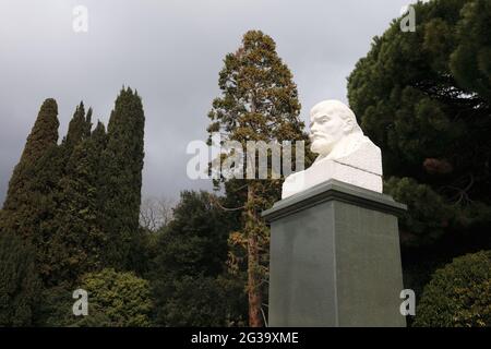 Busto di Lenin nel giardino botanico Nikitsky, Crimea Foto Stock