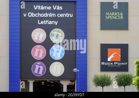 PRAGA, REPUBBLICA CECA - 23 giu 2010: Il cartello d'ingresso a un centro commerciale di Letnany a Praga Foto Stock
