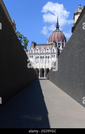 Budapest, Ungheria. 14 Giugno 2021. Vista dal Monumento dell'unità Nazionale, il Monumento Trianon, in Piazza Lajos Kossuth di fronte al Parlamento. Credit: Robert Michael/dpa-Zentralbild/dpa/Alamy Live News Foto Stock