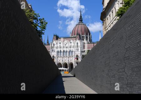 Budapest, Ungheria. 14 Giugno 2021. Vista dal Monumento dell'unità Nazionale, il Monumento Trianon, in Piazza Lajos Kossuth di fronte al Parlamento. Credit: Robert Michael/dpa-Zentralbild/dpa/Alamy Live News Foto Stock