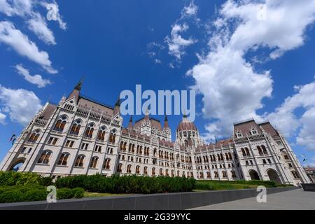 Budapest, Ungheria. 14 Giugno 2021. La piazza Lajos Kossuth, di fronte al parlamento, è quasi deserta. Credit: Robert Michael/dpa-Zentralbild/dpa/Alamy Live News Foto Stock