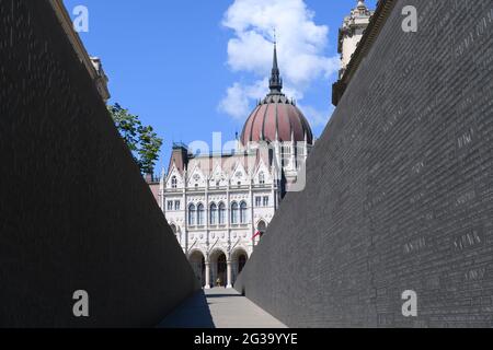 Budapest, Ungheria. 14 Giugno 2021. Vista dal Monumento dell'unità Nazionale, il Monumento Trianon, in Piazza Lajos Kossuth di fronte al Parlamento. Credit: Robert Michael/dpa-Zentralbild/dpa/Alamy Live News Foto Stock