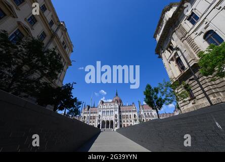 Budapest, Ungheria. 14 Giugno 2021. Vista dal Monumento dell'unità Nazionale, il Monumento Trianon, in Piazza Lajos Kossuth di fronte al Parlamento. Credit: Robert Michael/dpa-Zentralbild/dpa/Alamy Live News Foto Stock