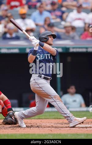 CLEVELAND, OH - 13 GIUGNO: Jake Bauers (5) dei Seattle Mariners pipistrelli durante una partita contro gli Indiani Cleveland a Progressive Field il 13 giugno 202 Foto Stock