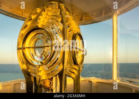 Lampada del faro di Sanganeb Reef vista ravvicinata con lenti e lampada elettrica ottica con una potente lampadina e vista sul mare sullo sfondo. Foto Stock