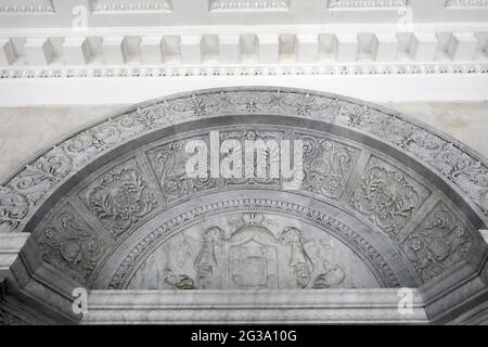 Bassorilievo sopra l'ingresso al Palazzo di Livadia, Crimea Foto Stock