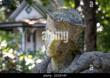 Scultura da giardino presso lo storico Swan House con teatro vittoriano sullo sfondo dell'Atlanta History Center a Buckhead, Atlanta, Georgia. Foto Stock