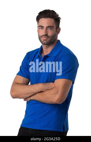 Ritratto di sano bell'uomo modello in posa casual outfit con bracci ripiegati isolati su sfondo bianco Foto Stock