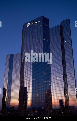 FRANCIA. HAUTS DE SEINE (92) COURBEVOIE; QUARTIERE COMMERCIALE LA DEFENSE; TOTAL TOWER (SAUBOT E JULLIEN ARCHITECTES) A DAYBREAK Foto Stock