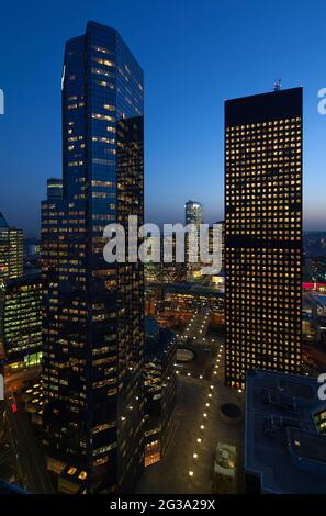 FRANCIA, HAUTS DE SEINE (92), COURBEVOIE, PUTEAUX, LA DEFENSE QUARTIERE DEGLI AFFARI. TORRE TOTALE SINISTRA (ARCHITETTI SAUBOT E JULLIEN) , TORRE AREVA DESTRA ( Foto Stock