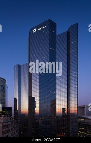 FRANCIA, HAUTS DE SEINE (92), COURBEVOIE, QUARTIERE COMMERCIALE LA DEFENSE. TORRE TOTALE. Foto Stock