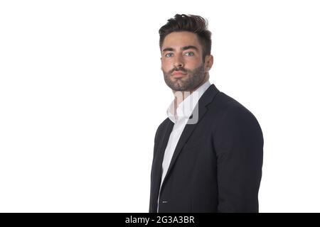Ritratto di giovane bell'uomo d'affari in studio vestito nero isolato su sfondo bianco Foto Stock