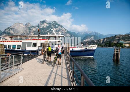 Nago Torbole, Italia. 14 Giugno 2021. I passeggeri salono a bordo del traghetto San Marco, che opera sul Lago di Garda. Credit: Daniel Reinhardt/dpa/Alamy Live News Foto Stock