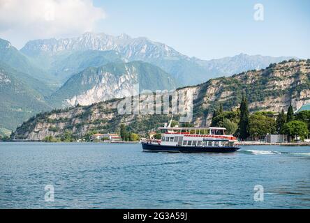 Nago Torbole, Italia. 14 Giugno 2021. Il traghetto San Marco naviga sul Lago di Garda. Credit: Daniel Reinhardt/dpa/Alamy Live News Foto Stock