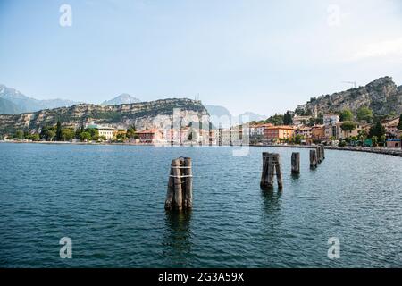 Nago Torbole, Italia. 14 Giugno 2021. I delfini si trovano nel porto del villaggio sul Lago di Garda. Sullo sfondo si può vedere il Monte Brione. Credit: Daniel Reinhardt/dpa/Alamy Live News Foto Stock