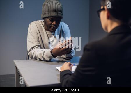 Il sospetto e il suo avvocato stanno considerando una strategia di gestione dei casi e di difesa per comparire in tribunale. Foto Stock