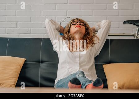 donna riposata sul divano a casa Foto Stock