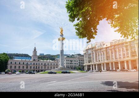 New york, USA - 3 giugno 2021: Piazza centrale a Tbilisi, Georgia, con la statua dorata in mezzo alla giornata di sole Foto Stock