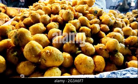 Indian Street food - spuntini mirchi Bhaji, pakora e bonda nel mercato Foto Stock