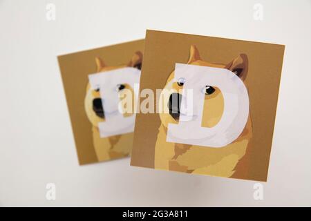 LONDRA, UK - Giugno 2021: Logo Doge o dogecoin criptovaluta su carta Foto Stock