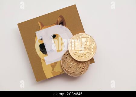 LONDRA, UK - Giugno 2021: Logo Doge o dogecoin criptovaluta su carta Foto Stock